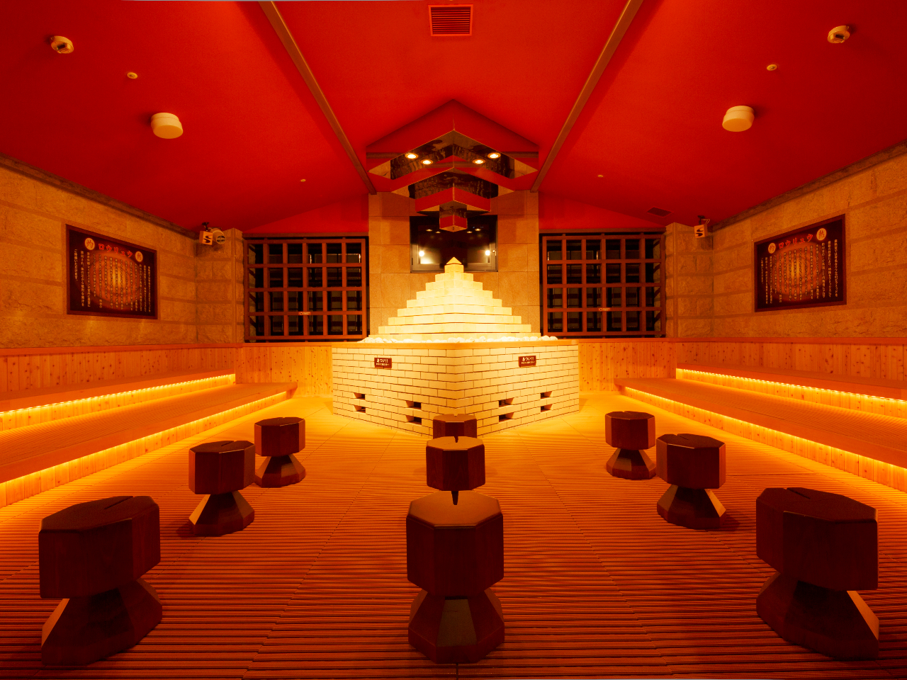 ピラミッドの石と同成分の特殊なセラミックでできた炉から発する強力な遠赤外線と、臨場感溢れる立体音響や演出照明を融合したエンタメロウリュウをぜひ、ご体感下さい。