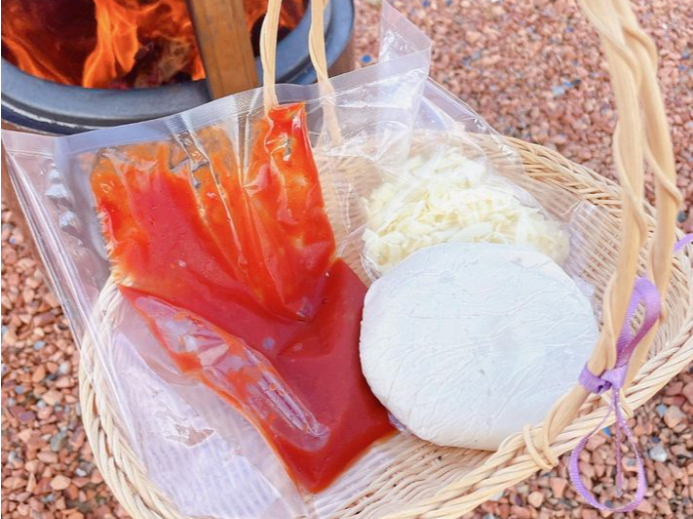 ピザ焼き体験は、生地・トマトソース・チーズがついています。これだけでもおいしく召し上がっていただけます!お好みの具材があればお持ちいただきトッピングもできます!