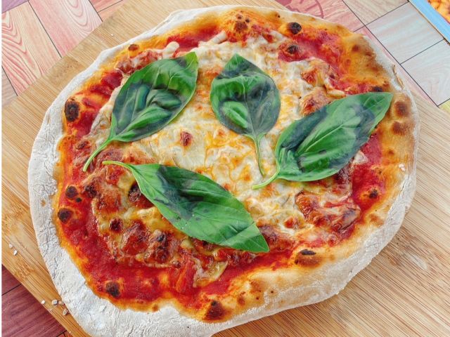 キャンプ場近くのイタリアンレストラン「ステッラポラーレ」特製のトマトソース&チーズを生地にのせてピザを作っていただきます!