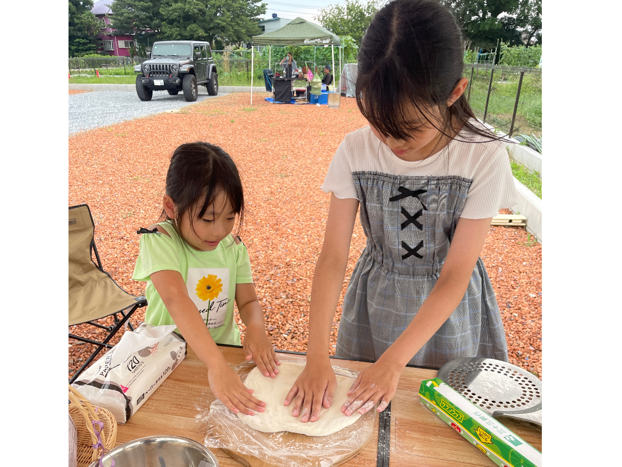 ピザは生地から伸ばしてピザづくりを楽しんでください!