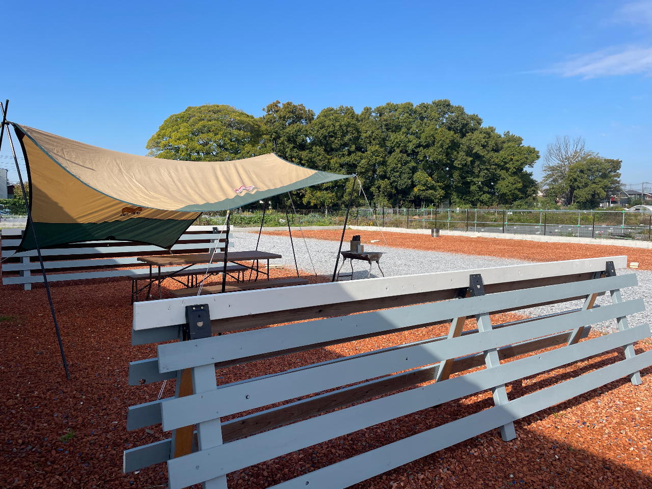 BBQプランには机・イスセット・タープ・BBQグリル(炭・着火済)・トング2本・ナイフ・カッティングボード・紙皿・割り箸がついています。