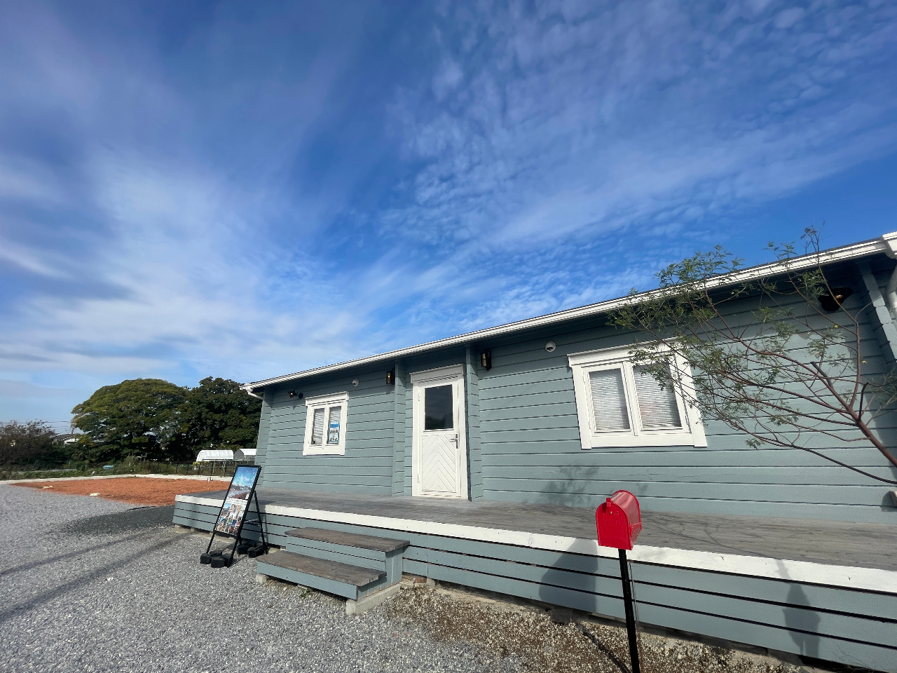 【受付管理棟ログハウス】焚き火で炙って食べられるマルシェプレート・アイスクリーム・コーラなどの飲み物を販売しています。飲料自動販売機もあります。