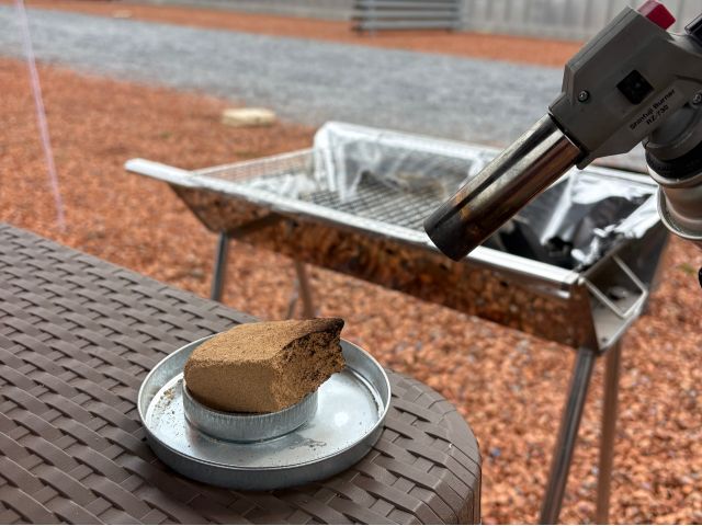 スモークウッドに火をつけます