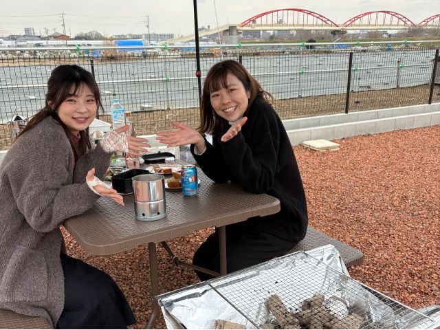 バーベキューを楽しみながら待つだけで燻製できます!