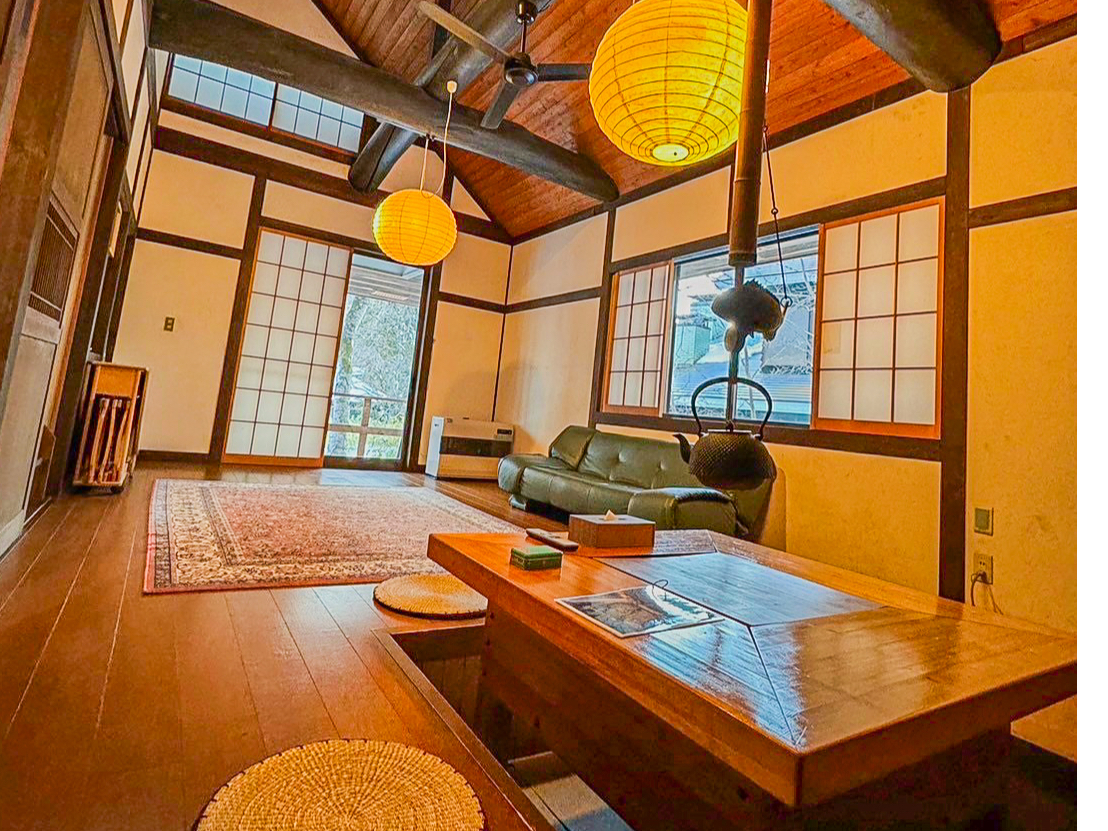 広いリビングは古民家風で、大人10名でもゆったりと利用することができます。別料金とご予約になりますが、鍼灸師の訪問マッサージや、ケーキのご予約とお手配も可能です