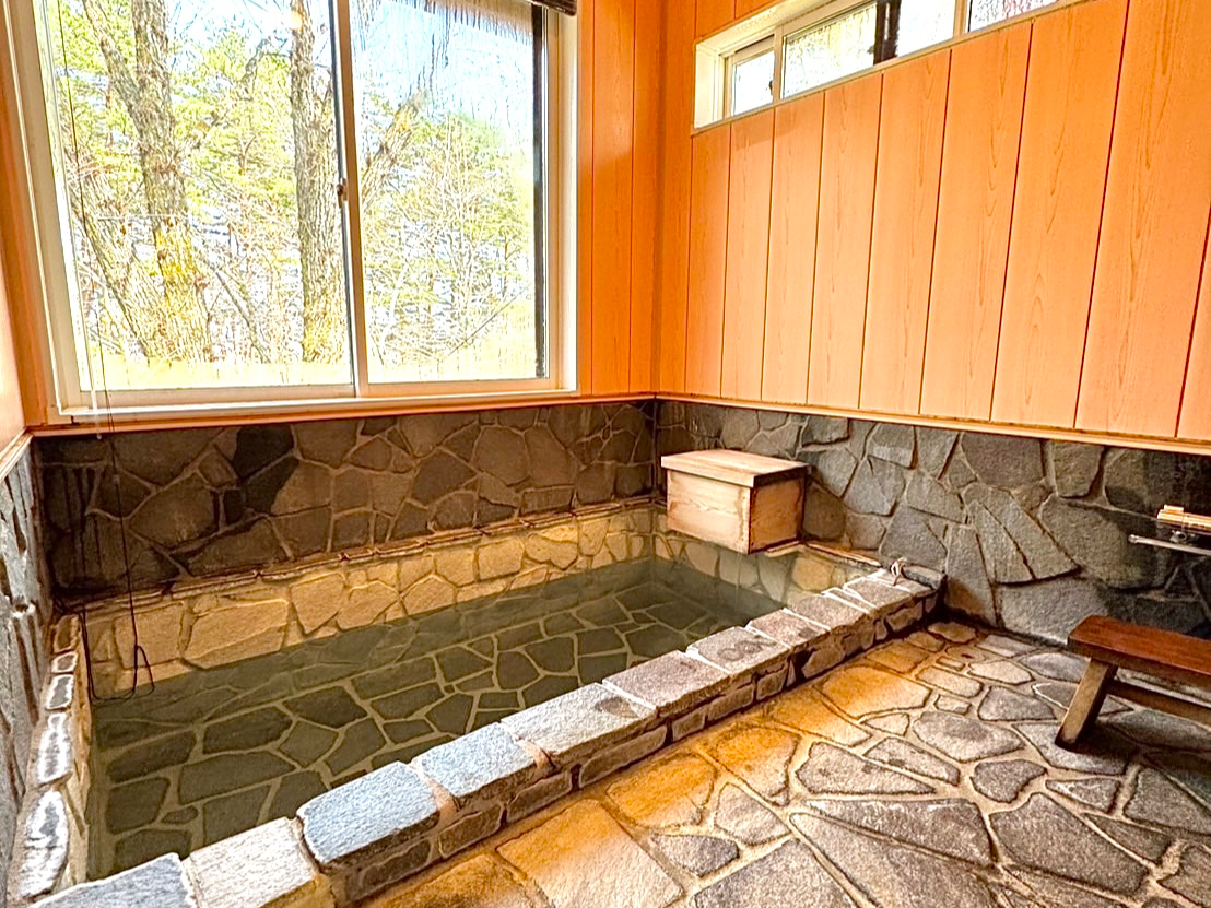 大人3人ゆっくり入れる浴槽で、源泉掛け流しの草津温泉(わたの湯源泉)を心ゆくまでご堪能いただけます。2024年10月にリニューアルしました