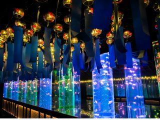 夏の企画展「金魚と巡る、日本の夏」開催中!ひとつずつ手作りの約500の「ぎやまん風鈴」が連なり涼やかに響く「金魚の風鈴回廊」