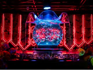 ネオンと大輪の花が水槽を彩るNEO花魁