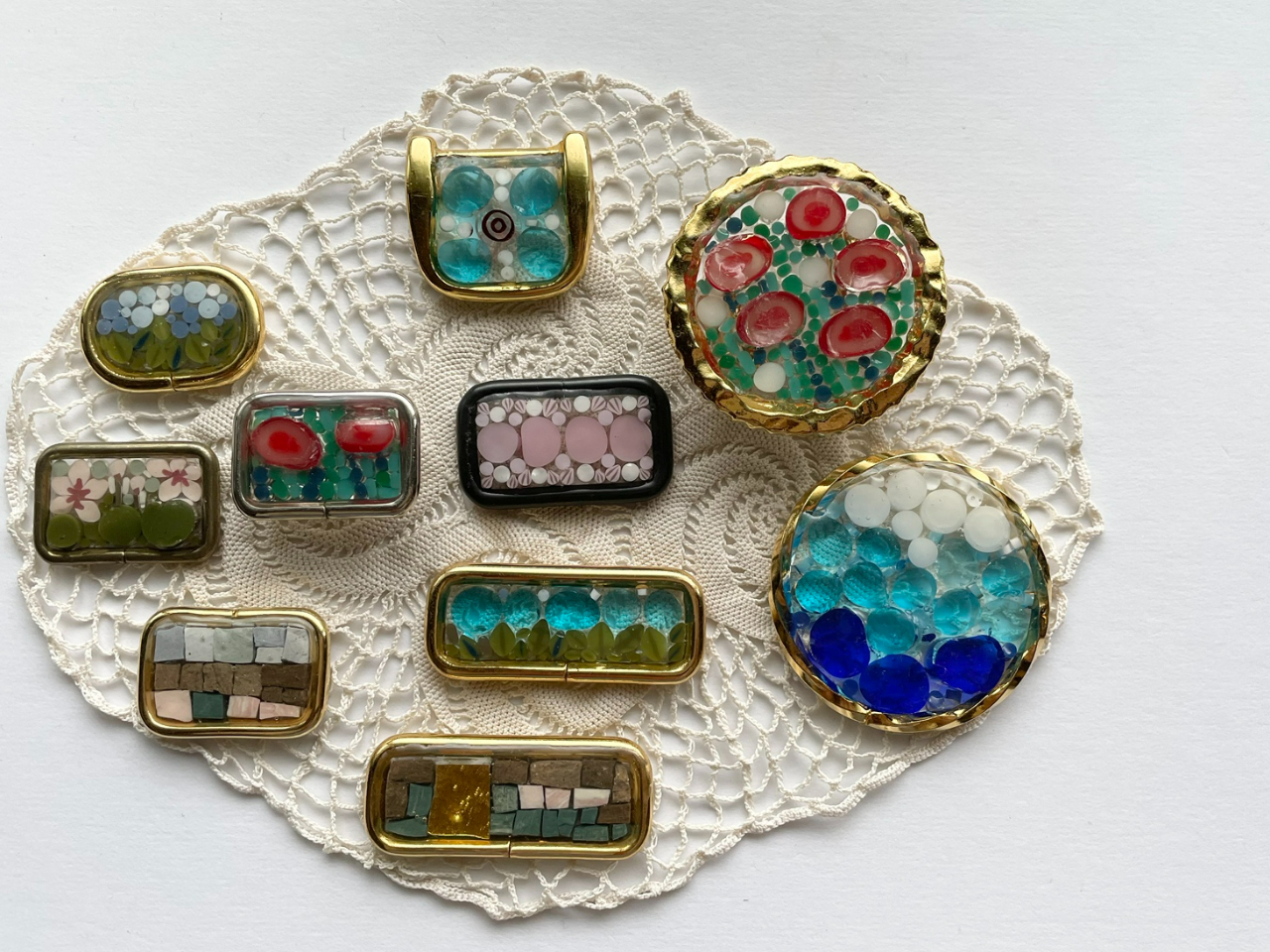 モザイクアートは、紀元前3000年から続く伝統工芸で、様々な色の石、大理石、ガラスを割ってピースを寄せ合わせて絵や模様をつくり上げる装飾美術の技法です。