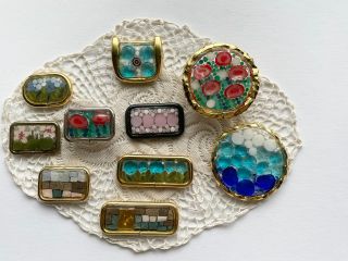 モザイクアートは、紀元前3000年から続く伝統工芸で、様々な色の石、大理石、ガラスを割ってピースを寄せ合わせて絵や模様をつくり上げる装飾美術の技法です。