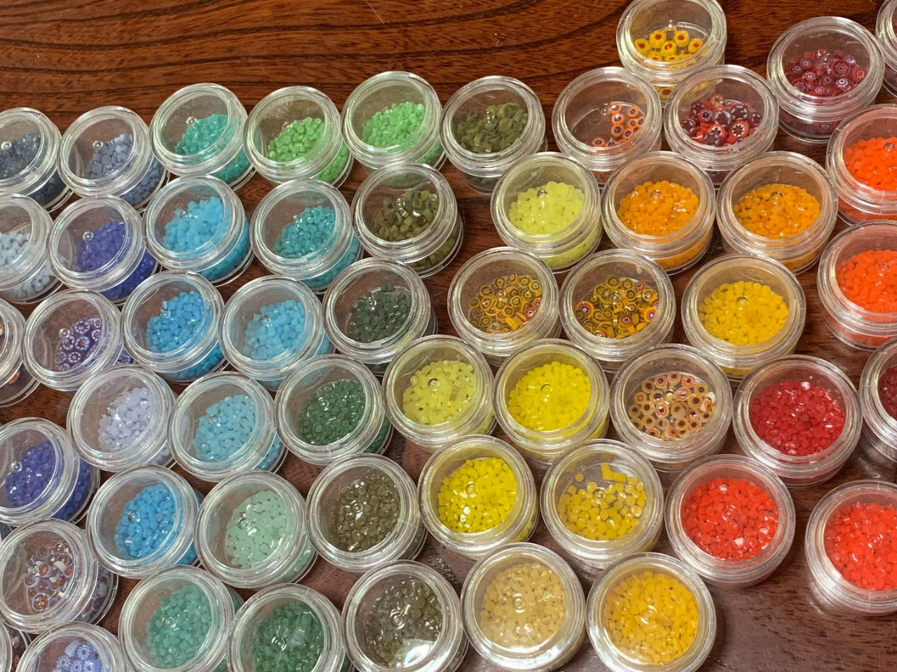 様々な色の石、大理石、ガラスを割ってピースを寄せ合わせて絵や模様をつくります