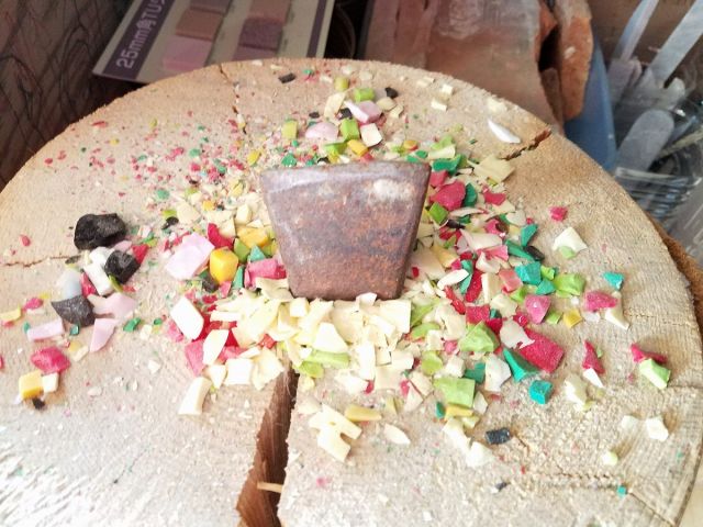モザイクアートは、紀元前3000年から続く伝統工芸で、様々な色の石、大理石、ガラスを割ってピースを寄せ合わせて絵や模様をつくり上げる装飾美術の技法です。