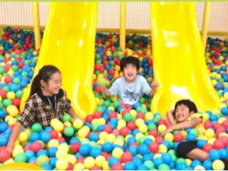ボールプールや砂場がある室内遊園地で目一杯遊んじゃおう!