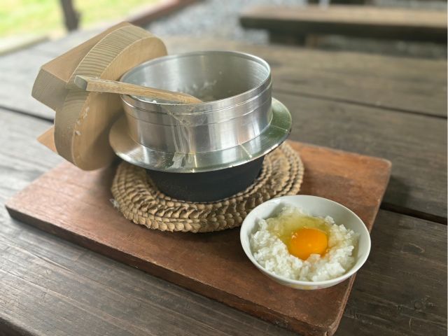 かまど炊き卵かけご飯。お外で食べる卵かけご飯は格別!