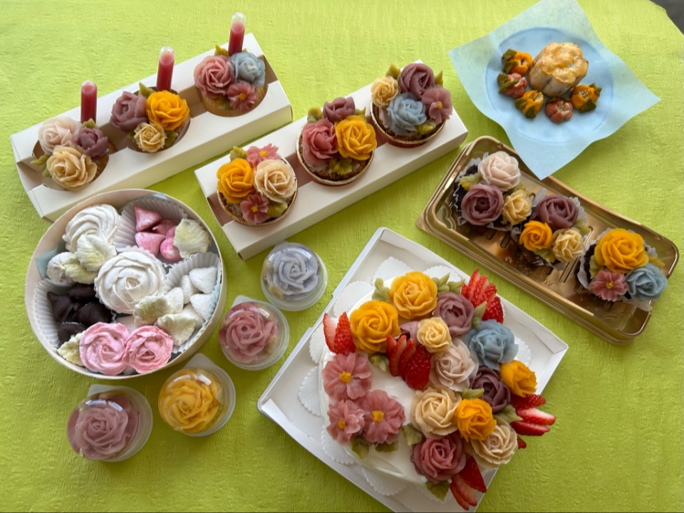 『お花絞り』とは天然色素で色付けした白あんをお花のように絞る技術のことです。