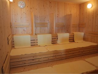 カラッとした暑さで発汗を促す、90℃前後の高温サウナです。 テレビ付きで10名ほどお入りいただけます。