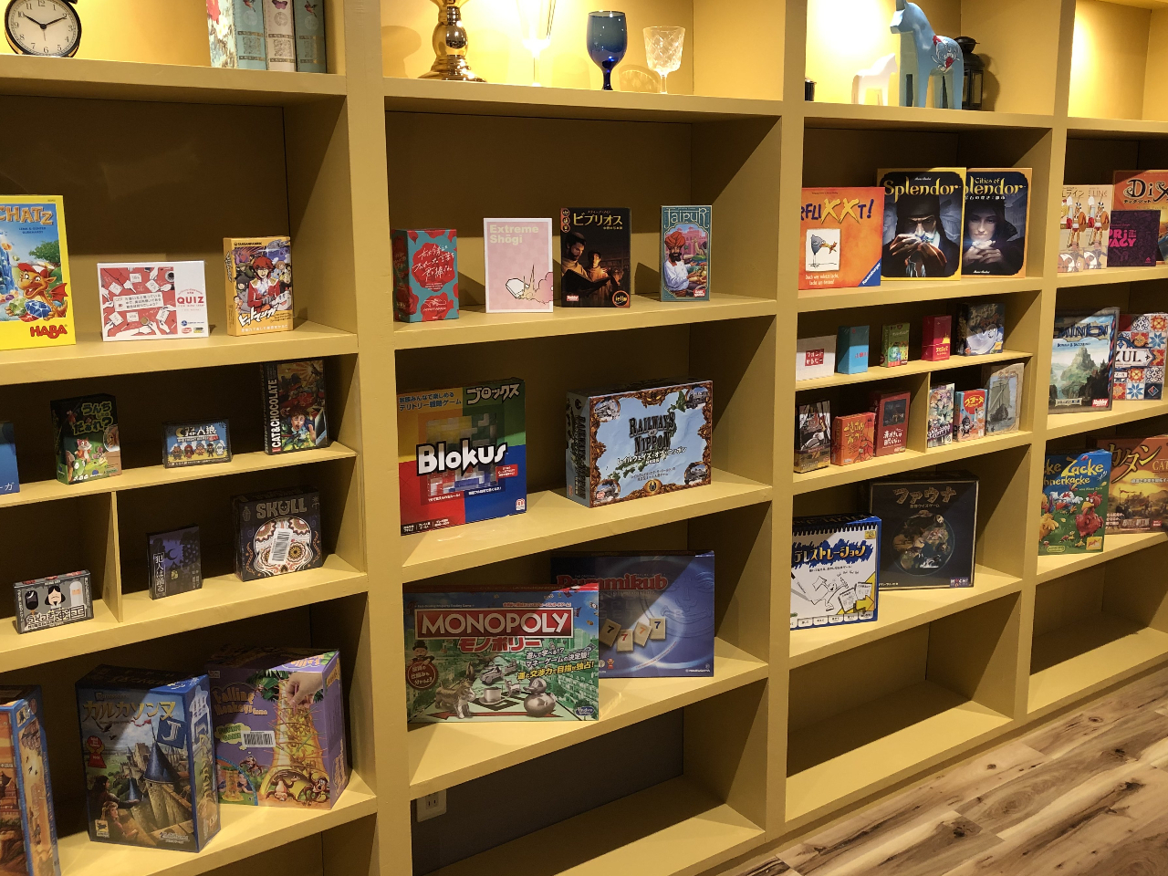 S҂łVׂAR̃{[hQ[pӂĂ܂