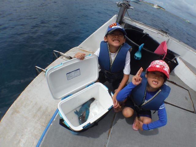 沖縄らしいエメラルドグリーンのお魚が釣れて大満足♪