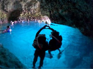 沖縄本島【恩納村・真栄田岬】青の洞窟シュノーケリング、ビーチ開催(ボートには乗りません)。所要時間約2時間なので沖縄旅行の合間時間に参加できます。