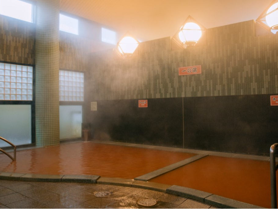 浴槽は2種類あり、通常温度と高温の温泉が楽しめます。体調にあわせてご利用下さい