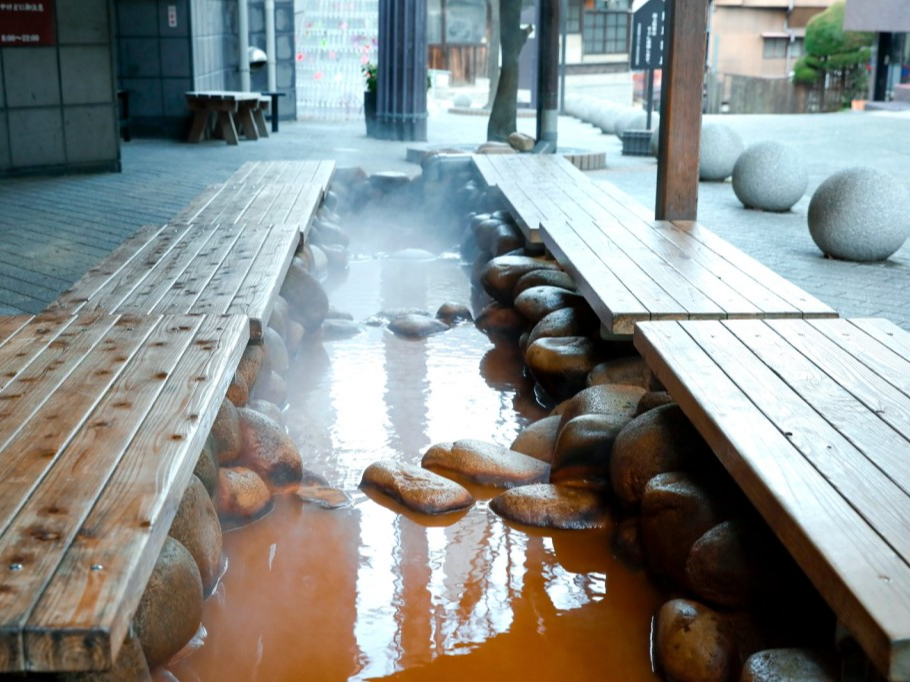 金の湯併設の足湯は無料です。タオルのお求めは館内受付にどうぞ!