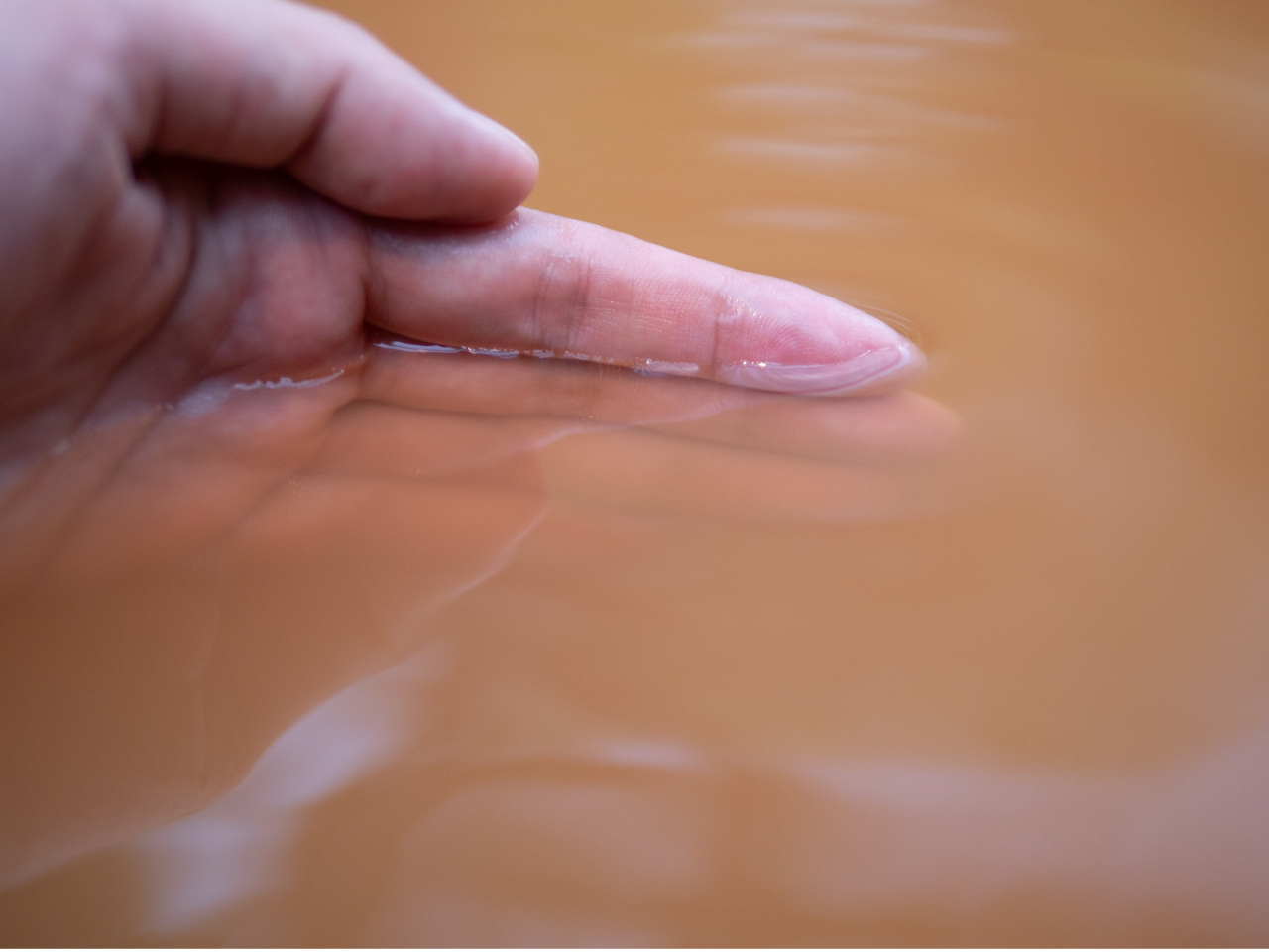 名湯有馬の「金泉」は独特の色「茶褐色」が特徴で、日によって色がかわります