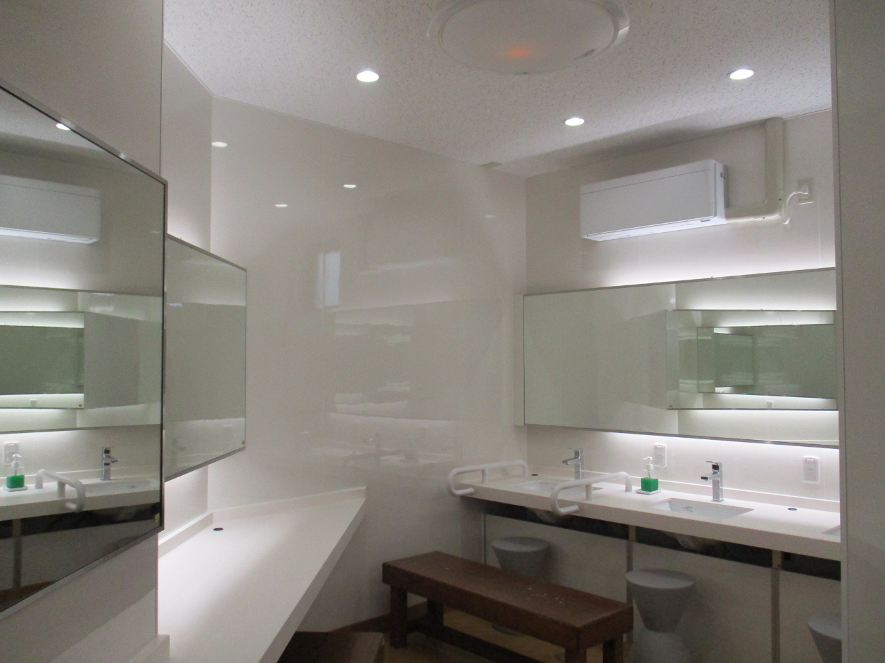 女性脱衣室をリニューアルしました。明るくなり、エアコンを増設したので快適に身支度を整えていただけます