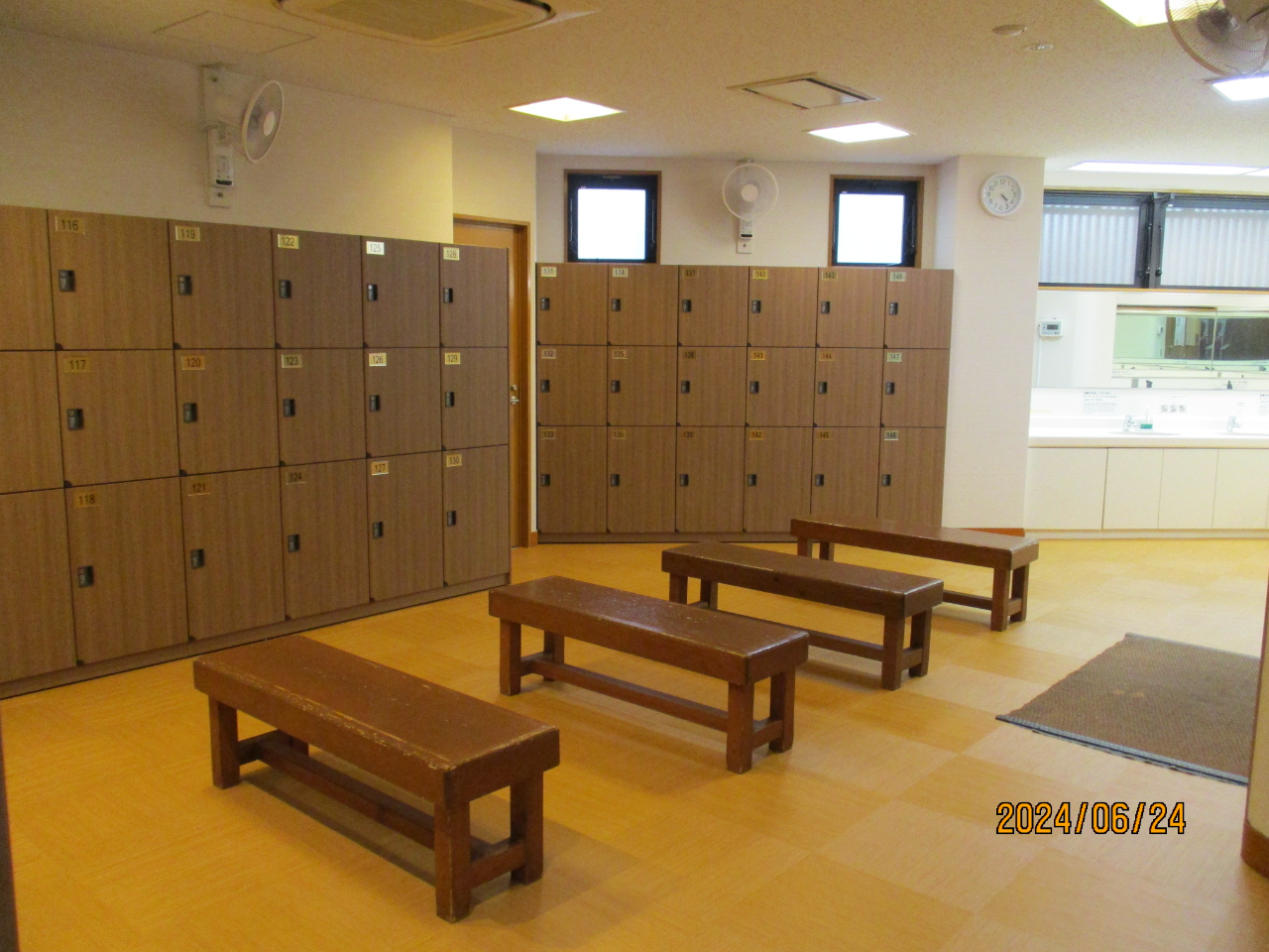 男女脱衣室をリニューアルしました。脱衣ロッカーを大型のものに入れ替えました
