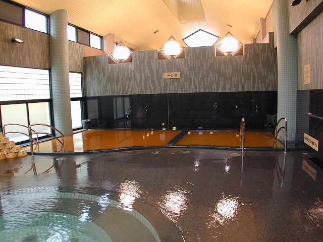 有馬本温泉「金の湯」です。有馬の中心にある外湯にぜひお越しください