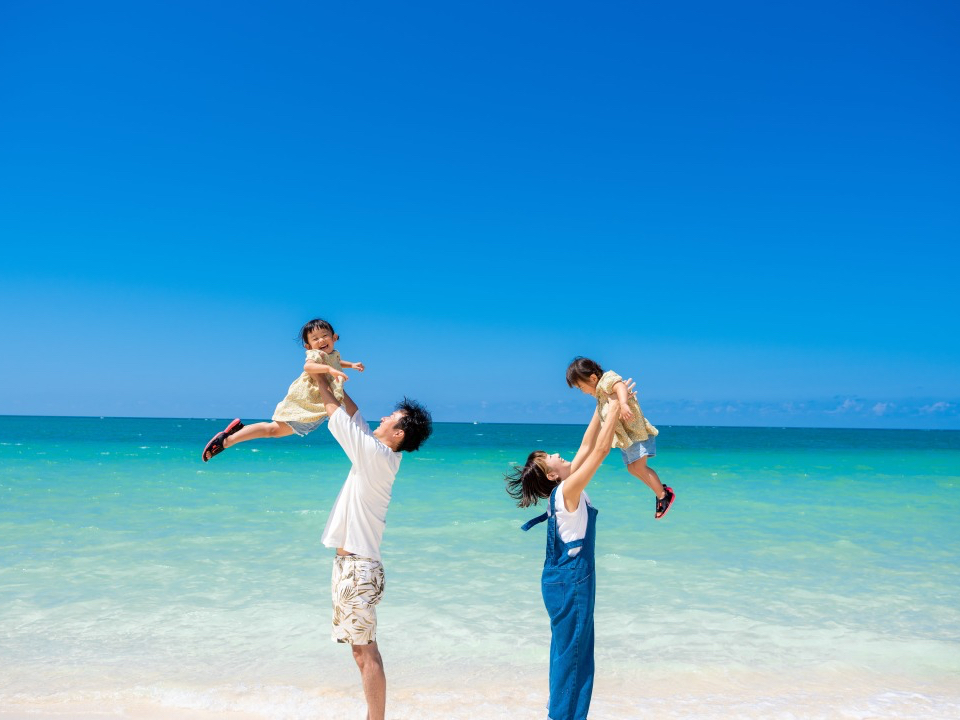 沖縄の青い海をバックに高い高い♪こんなお写真撮りたいですよねー!