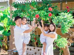 通年咲いているハイビスカスと一緒にパシャリ!南国に来た感がありますよね♪