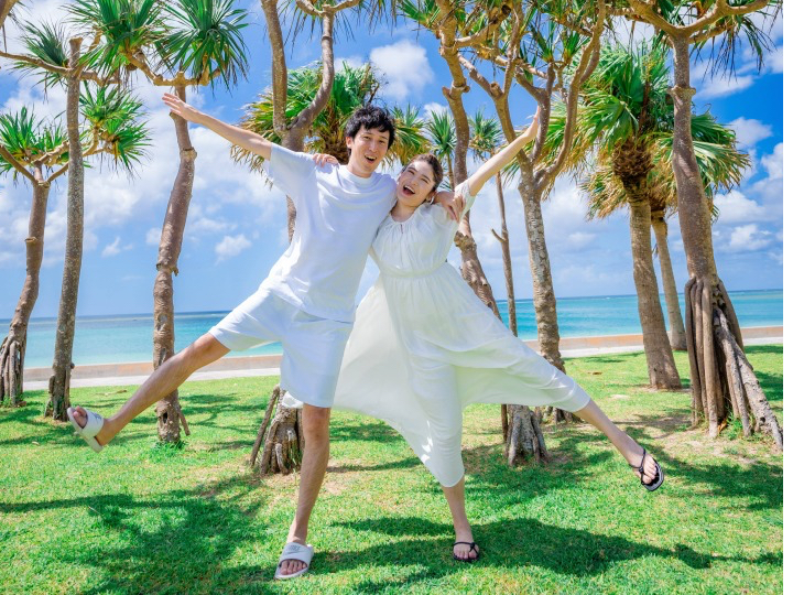 ヤシの木をバックに二人で大の字ショット!♪