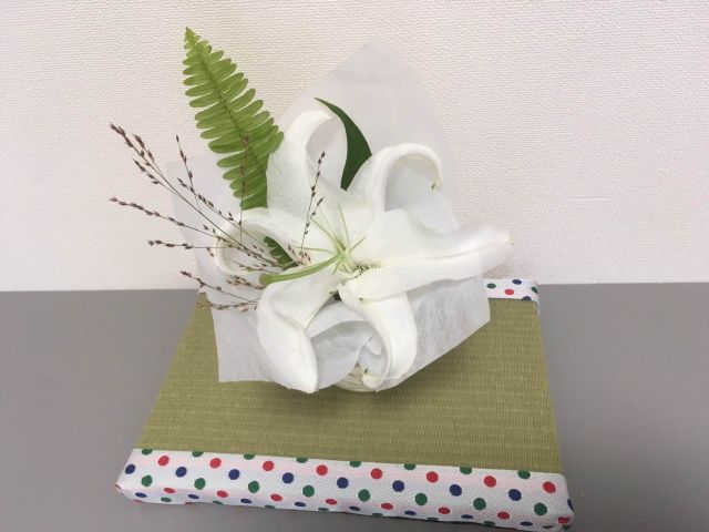 シンプルなグリーンの畳おもてにポップな水玉模様の縁でフラワーテーブルにも