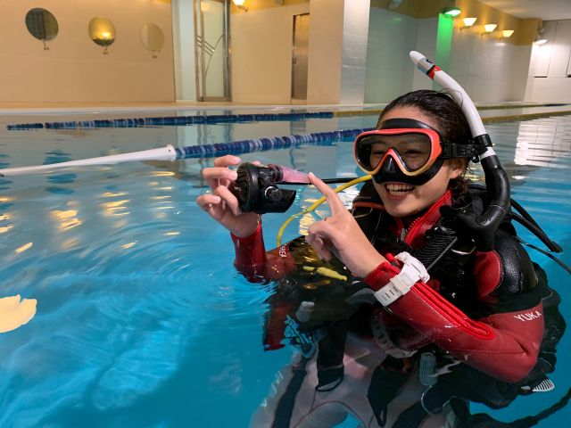呼吸の仕方・器材の使い方をレクチャーします。水中で呼吸できる感動を楽しみましょう!
