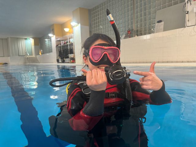 体験ダイブは温水プールでスクーバダイビングを「体験」できるコース。水の中での呼吸できる感動体験を楽しみましょう!ライセンス取得の前ステップとしても参加OK!