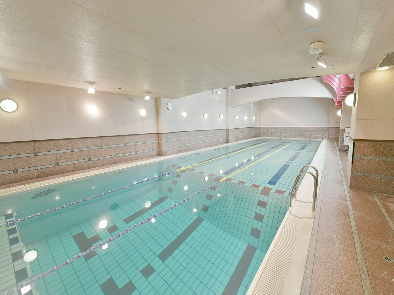 大きさ20m×5mの大型プールになります。深場は3mあります。室内ですので天気の影響も心配いりません。