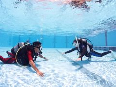 泳ぐ前にはじめての水中で呼吸を整えてリラックスすることで楽しめる余裕ができます。自身の無い方でもご安心ください。