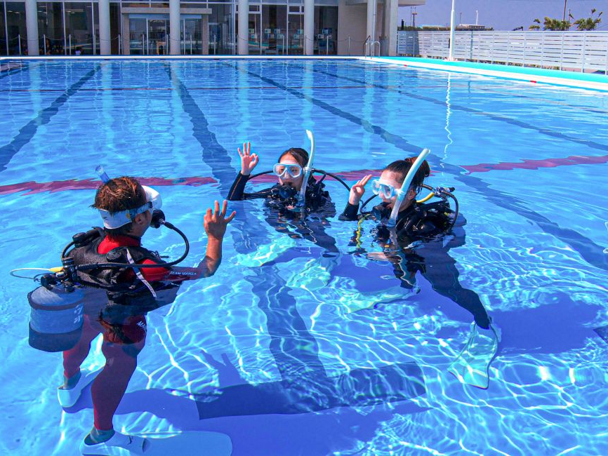 ł͘bȂɁAgUUŃR~jP[VƂ܂B̕@CXgN^[Ă܂B