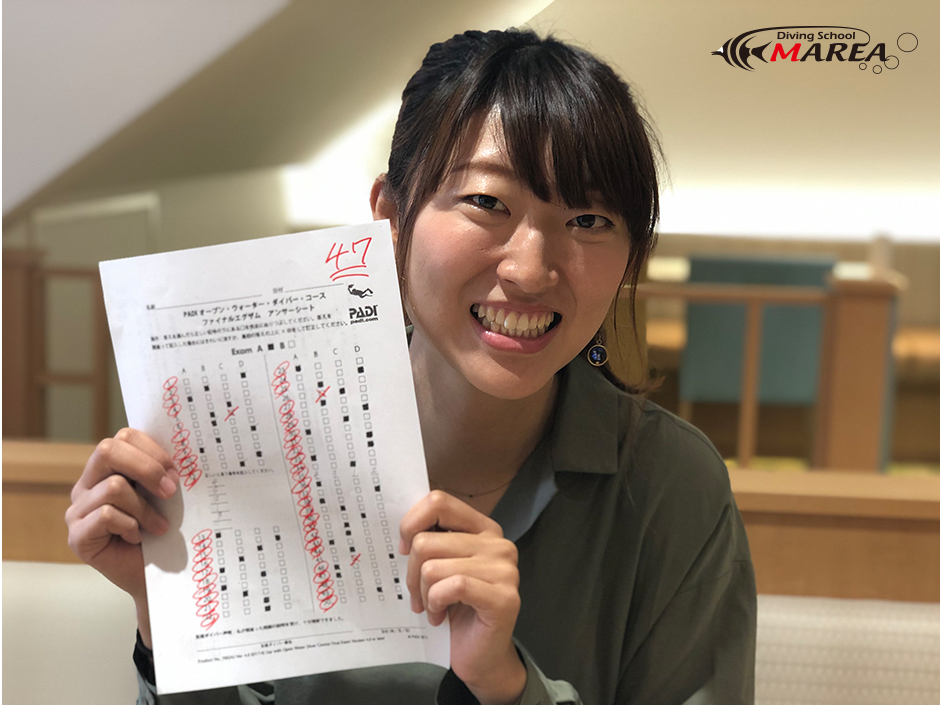 最後は筆記テストをしてすべてのプログラムが修了!晴れてダイバーの仲間入り!