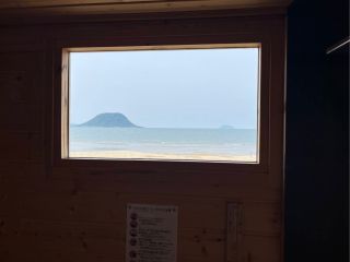 サウナ室内から水平線/波模様を眺められます