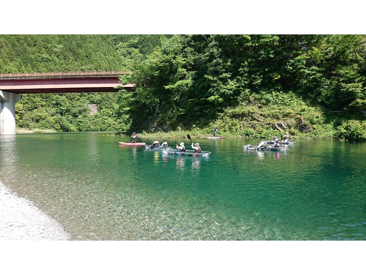 池川神社の下に流れる土居川で、カヤックを楽しむ