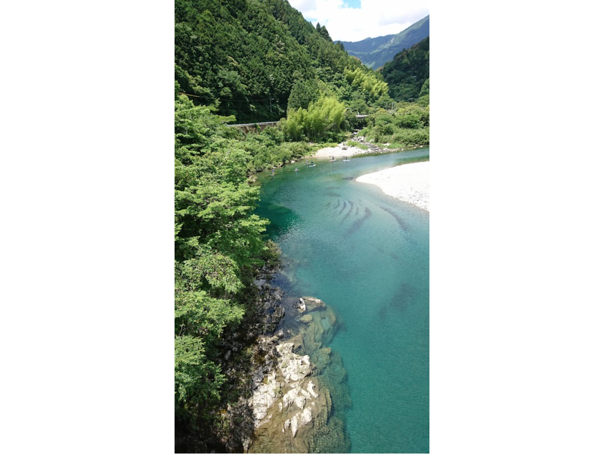 池川茶畑プリンの前を流れる土居川