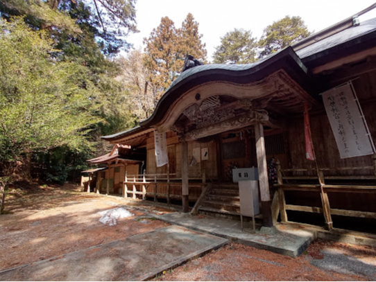 㖼ɂR__ЁB̋̋߂ŁAqN̓}gOT𔭌B