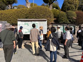 長迫公園は、1890(明治23)年に海軍軍人の戦没者・殉職者等の埋葬地として設置された。