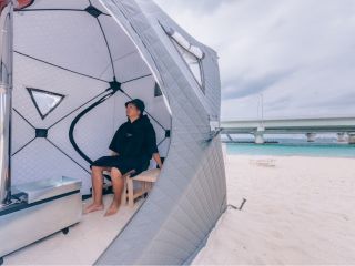 那覇のビーチでサウナ体験