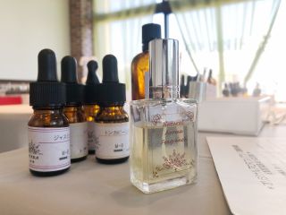 世界に一つだけのアロマフレグランス創香体験!初めてでも大丈夫。アロマブレンドデザイナーがサポートしますのでご安心ください。