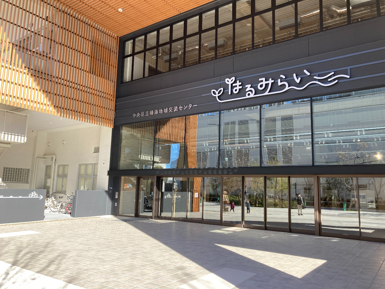 2023年12月に新しく生まれ変わった「はるみらい」屋上にOPEN!綺麗な設備が揃っています♪