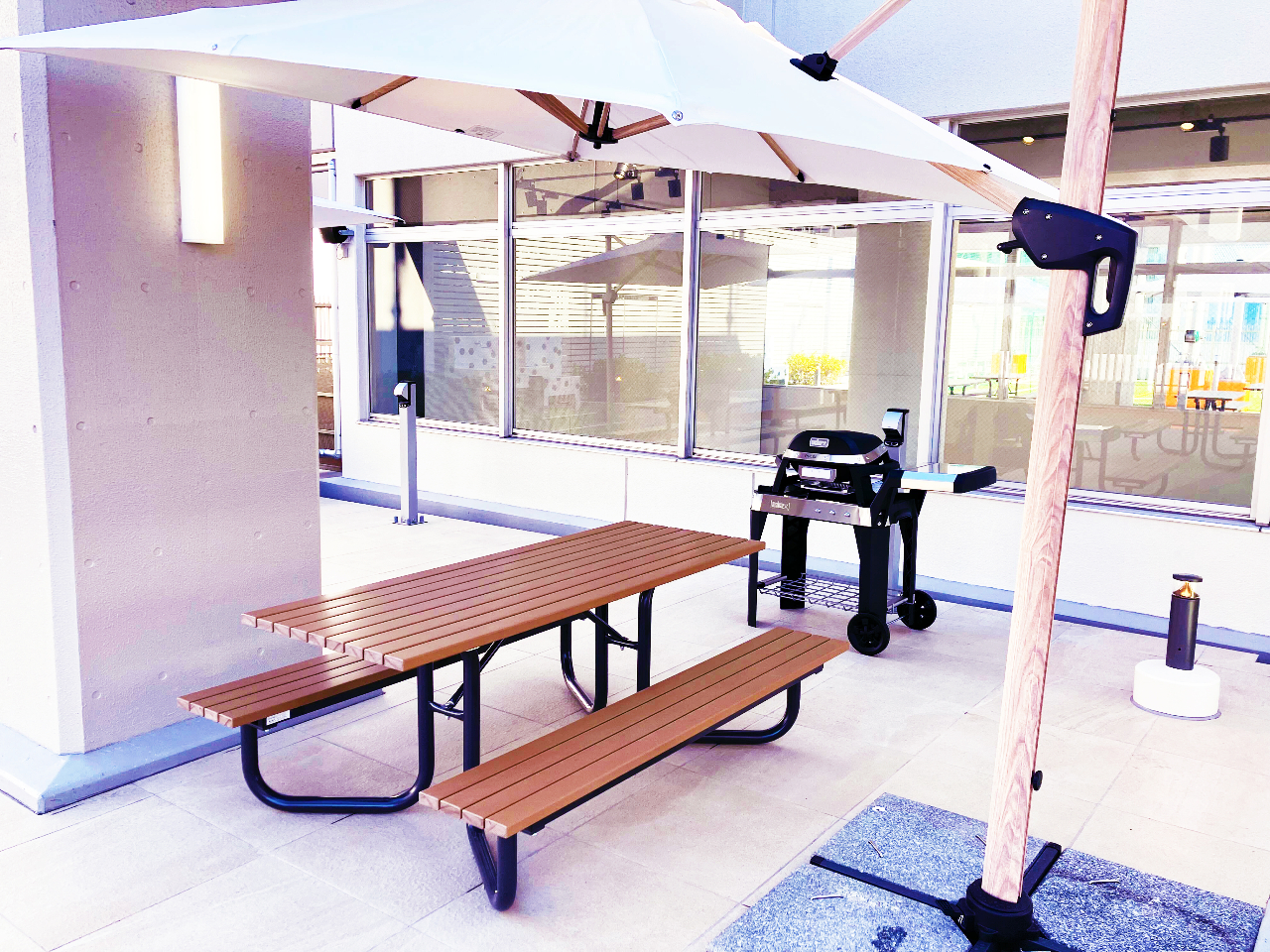 テントつきで、日差しや急な雨も安心。電気コンロのため、煙が出にくく火起こしいらずでご利用いただけます。