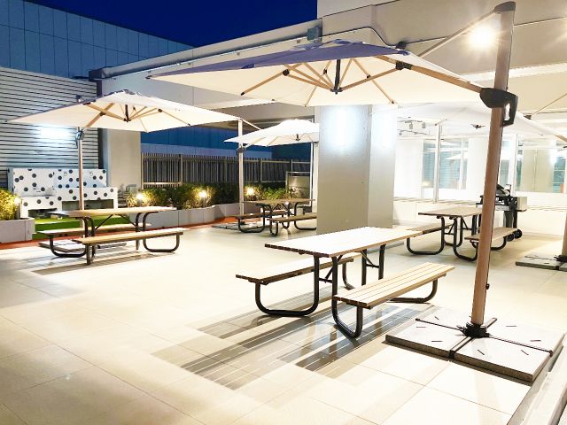 土日祝日は一日3部制で、夜は21時まで営業予定!青空や夜景を眺めながら都会のアウトドアをお楽しみください。