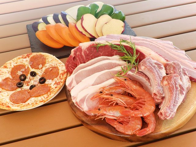 国産牛サーロインステーキ  / バックリブ / 豚ロースステーキ / 厚切りベーコン / 海老焼き / 季節の野菜 / ピザの豪華セット!